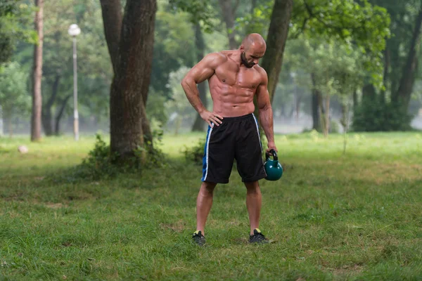 Kettlebell Swing övning Man fitnessutövaren utomhus — Stockfoto