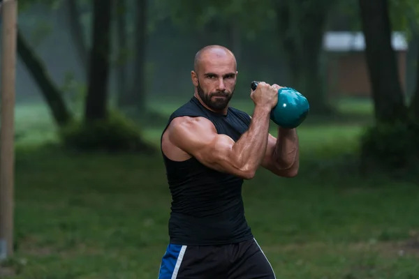 Huśtawka Kettlebell ćwiczenia człowiek trening fitness na świeżym powietrzu — Zdjęcie stockowe