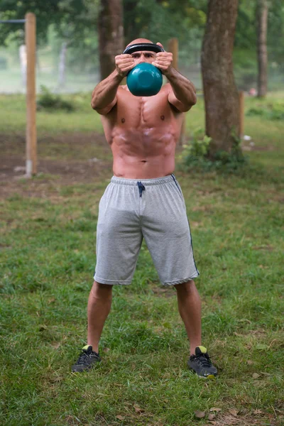 Attractive Male Athlete Performing A Kettle-Bell Swing — Stock Photo, Image