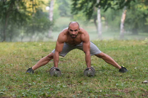 Stretching oefening buitenshuis workout met dumbbells — Stockfoto