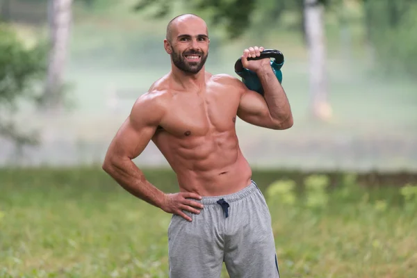 Pracuje se s Kettlebell venku — Stock fotografie