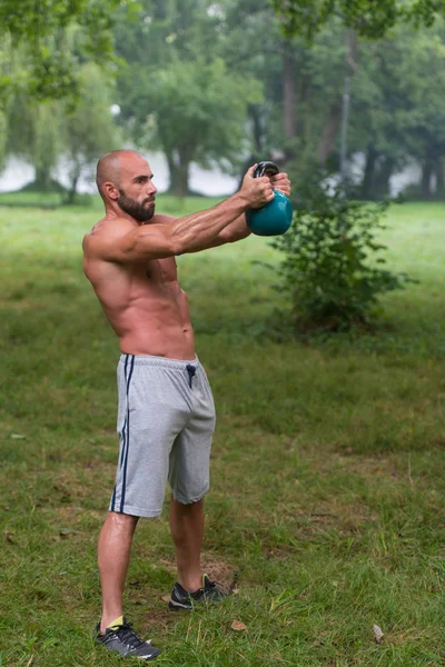 Entrenamiento con Kettlebell al aire libre — Foto de Stock