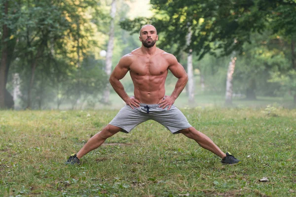 Stretching oefening buitenshuis workout in de natuur — Stockfoto