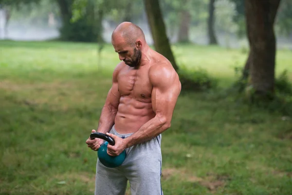 Fitness Kettlebell Balançoire Exercice Homme Entraînement En Plein Air — Photo