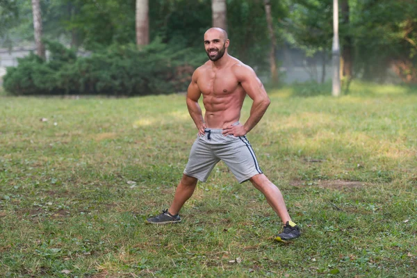 Stretching oefening buitenshuis workout in de natuur — Stockfoto