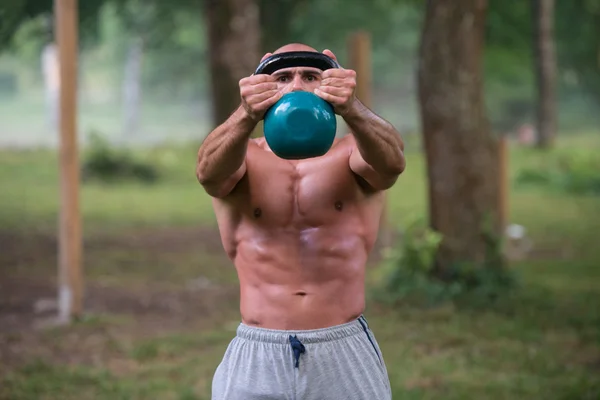 Mann beim Training mit Kettlebell — Stockfoto