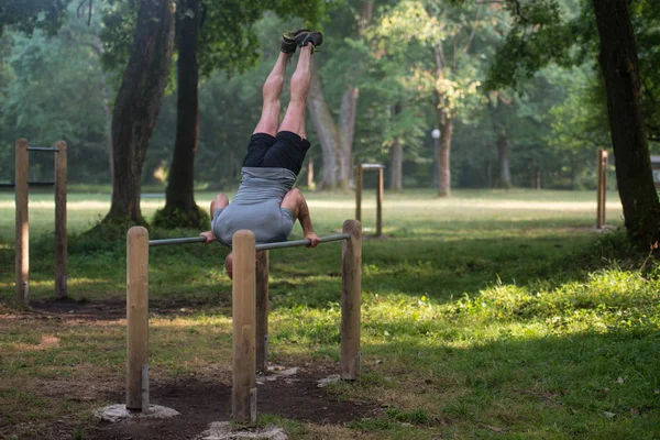 Stand main sur barres parallèles dans le parc extérieur — Photo