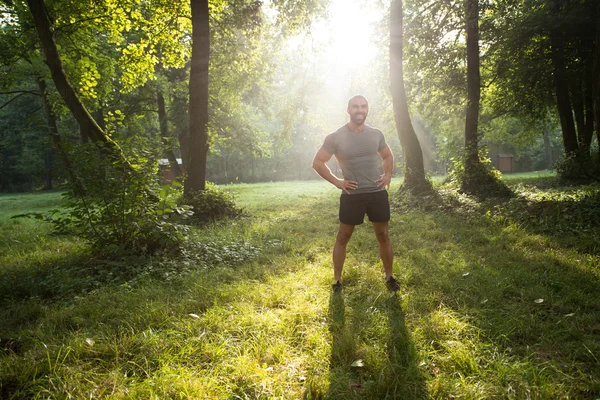 Retrato de un culturista posando al aire libre —  Fotos de Stock