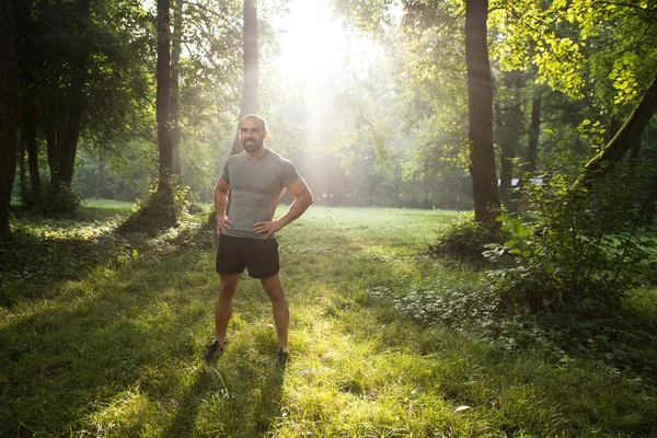 Lächelnder Sportler mit nacktem Oberkörper im Freien — Stockfoto