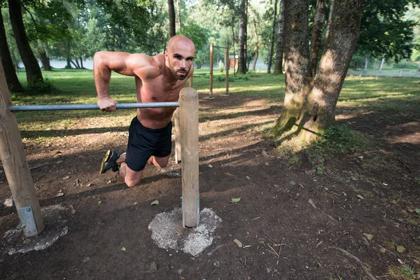 Jeune sportif travaillant dans un parc — Photo