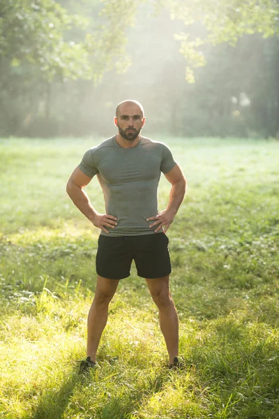 Portret van een Bodybuilder poseren Outdoors — Stockfoto
