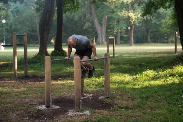 Handstand auf parallelen Stangen im Outdoor-Park — Stockfoto