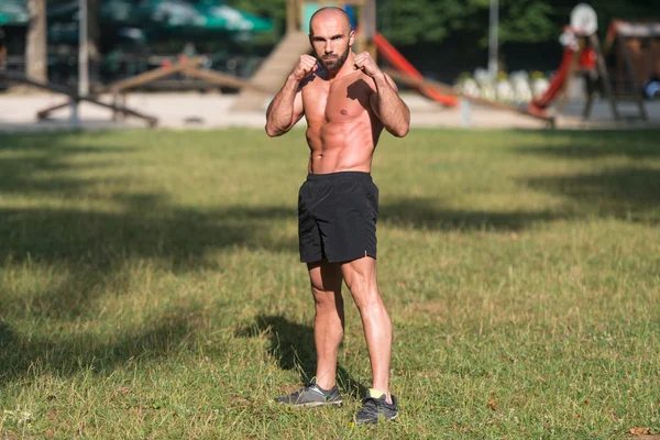 公園で屋外成人男性ボクシング トレーニング — ストック写真