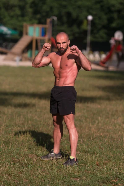 Felnőtt ember boksz képzés szabadban Park — Stock Fotó