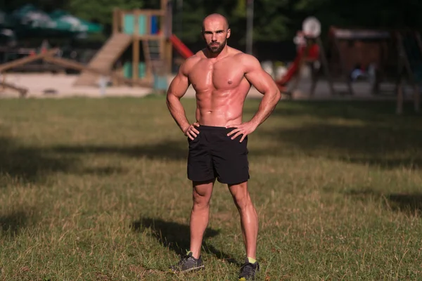 Portret van een Bodybuilder poseren Outdoors — Stockfoto