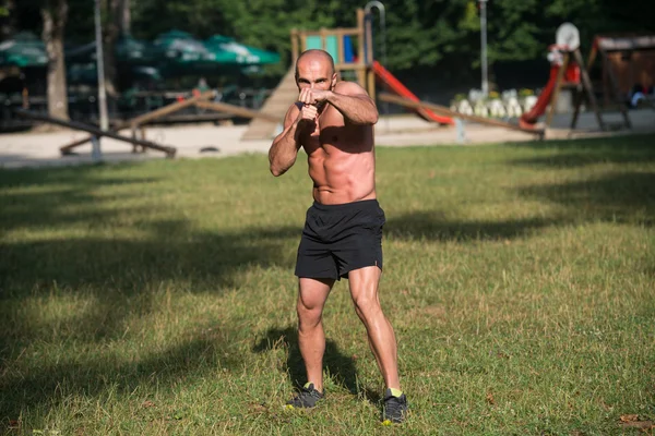 Erwachsenenboxtraining im Park — Stockfoto