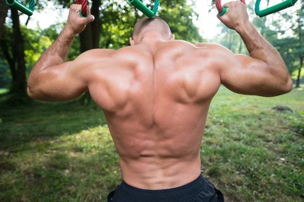 Chin Ups entrenamiento en el parque —  Fotos de Stock