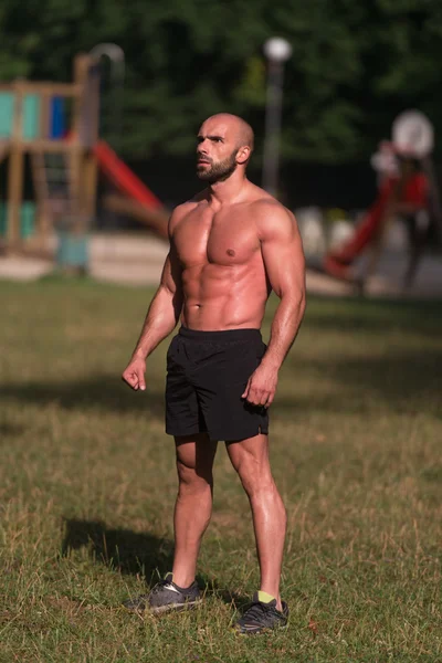 Açık havada poz bir vücut geliştirmeci portresi