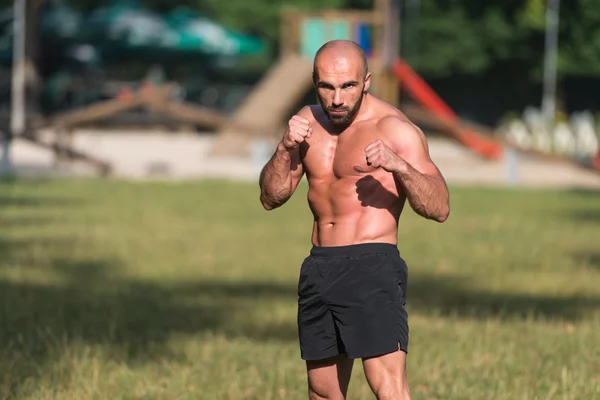 Dorosły człowiek boks trening na świeżym powietrzu w parku — Zdjęcie stockowe