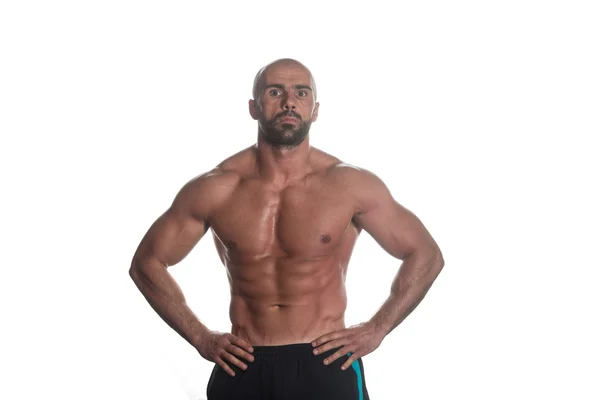 Gespierde Bodybuilder Man die zich voordeed op witte achtergrond — Stockfoto