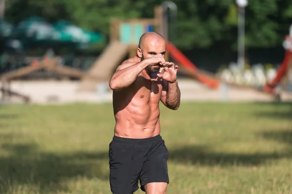 Volwassen Man Boxing training buiten In Park — Stockfoto