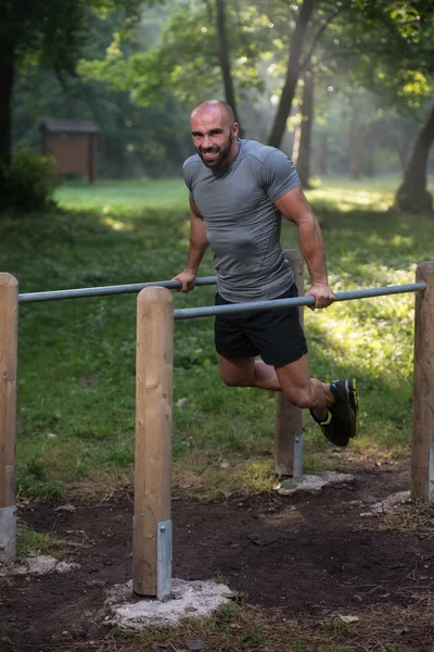 Junger Sportler beim Training im Park — Stockfoto