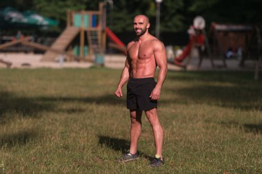 Atlet açık havada çıplak gövde ile gülümseyen