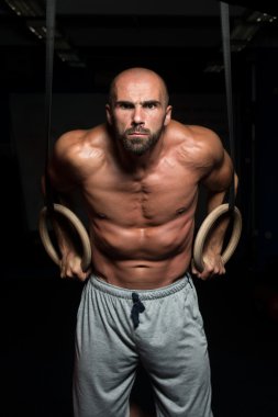 Kas atlet jimnastik halkaları asılı