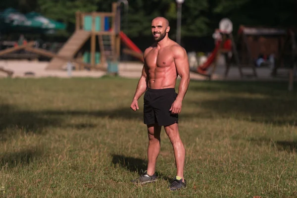 Lächelnder Sportler mit nacktem Oberkörper im Freien — Stockfoto