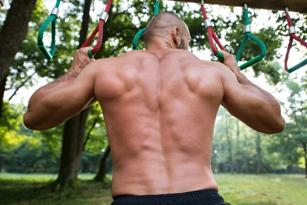 Homem fazendo Chin Ups Um treino de rua — Fotografia de Stock