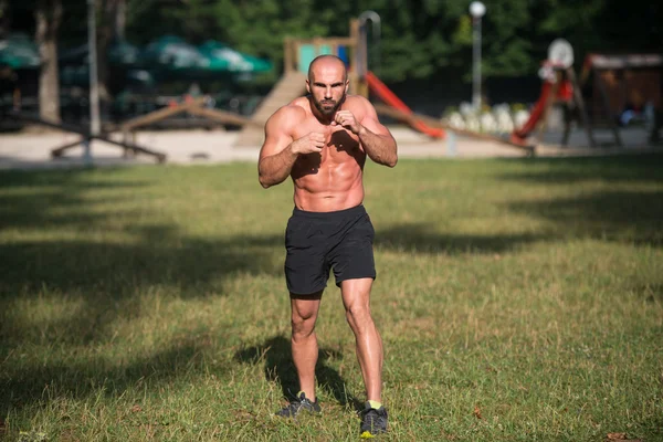Volwassen Man Boxing training buiten In Park — Stockfoto