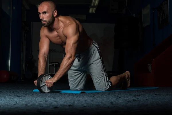 Oefenen whit een ab-roller — Stockfoto