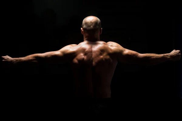 Rückenansicht eines muskulösen Mannes, der betet — Stockfoto