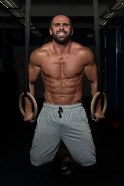 Muskularny mężczyzna trzymać gimnastyczne — Zdjęcie stockowe