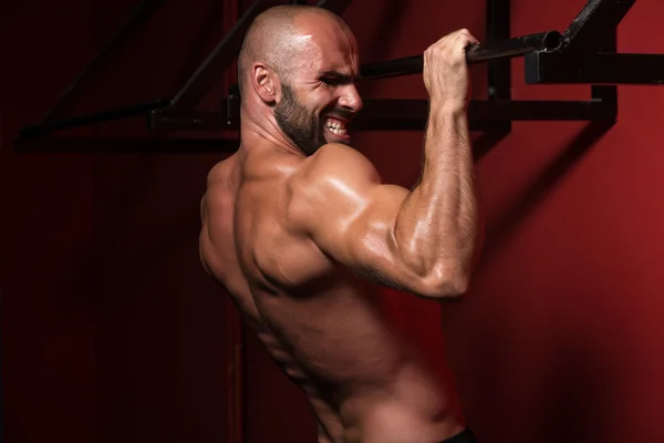 Bodybuilder faire tirer les hauts meilleurs exercices de dos — Photo