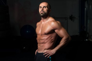 Adam iyi eğitimli vücudunu gösteren