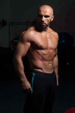 İyi eğitimli cesedini gösterilen vücut geliştirmeci