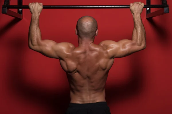 Male Athlete Doing Pull Ups — Stock Photo, Image