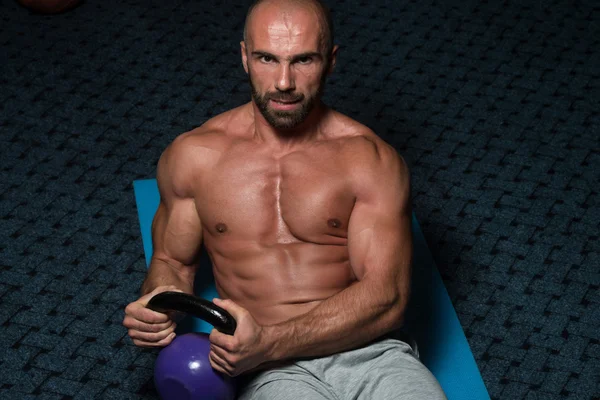 Kettlebell vücut geliştirme eğitim ile karın egzersizleri — Stok fotoğraf