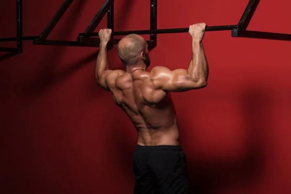 Vücut geliştirmeci Pull ups en iyi sırt egzersizleri yapıyor — Stok fotoğraf