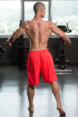 Fiziksel olarak geri onun de gösterilen adam eğitimli