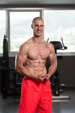 kaslı adam içinde jimnastik salonu kas esneme