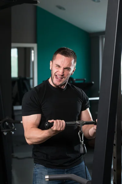 Tipo normal ejercitando bíceps en el gimnasio — Foto de Stock