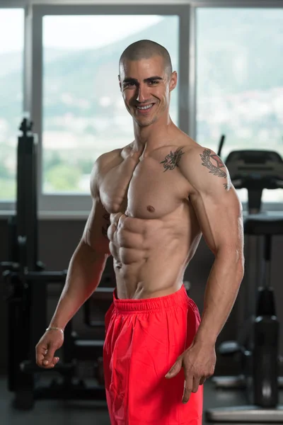 Retrato de un joven musculoso físicamente en forma — Foto de Stock