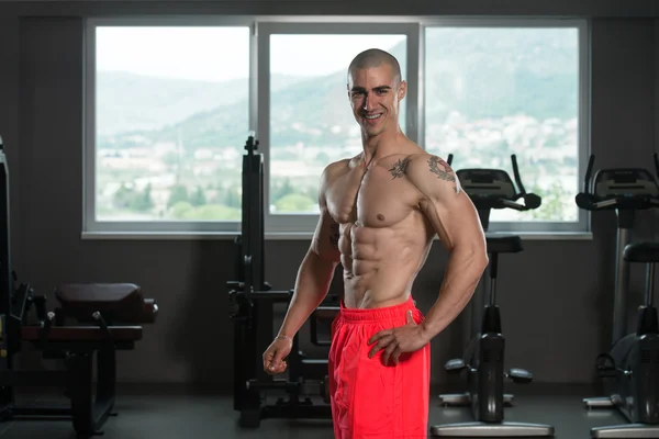 Young Bodybuilder Flexing Muscles — Stock Photo, Image