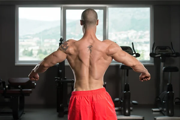 Jeune homme en bonne santé Muscles flexibles — Photo