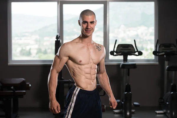 Retrato de un joven musculoso físicamente en forma —  Fotos de Stock