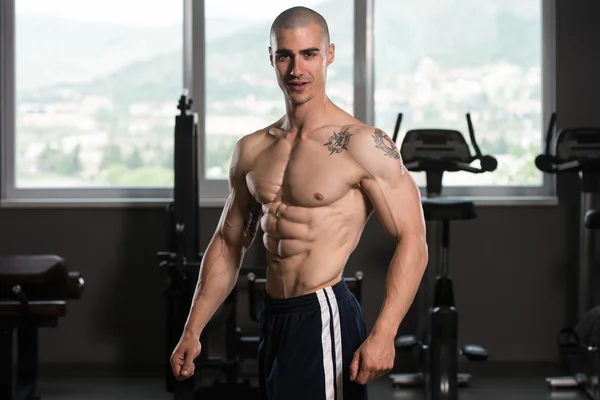 Hombre sano con paquete de seis —  Fotos de Stock