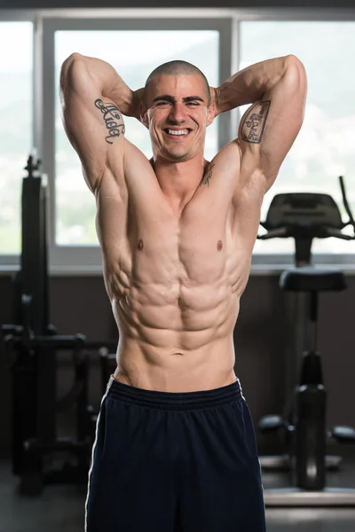 Hombre sano con paquete de seis — Foto de Stock