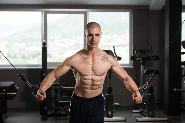 Crossover de cable de entrenamiento en el pecho en el gimnasio —  Fotos de Stock